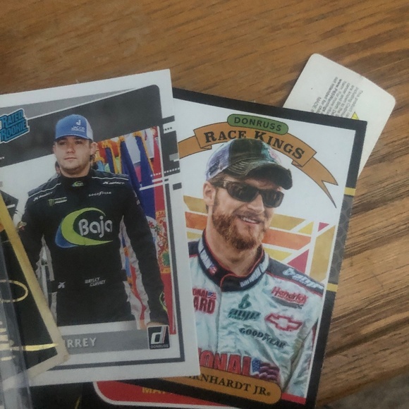 Trading cards - Picture 2 of 2